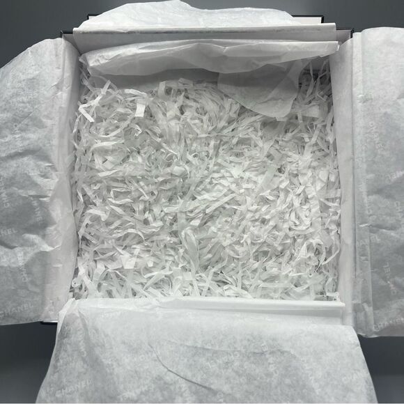 Chanel White Box with Shimmer Ribbon - Picture 6 of 6